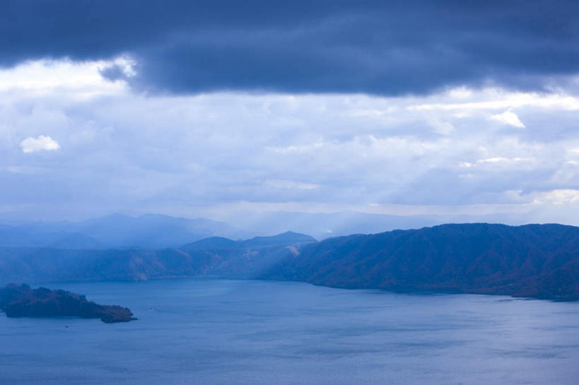 无人,横图,俯视,室外,白天,旅游,度假,草地,草坪,湖,湖泊,美景,山,山脉,水,植物,日本,亚洲,阴影,光线,影子,湖面,景观,山峰,水流,水面,云,云朵,山峦,云彩,娱乐,草,树,树木,蓝色,绿色,白云,蓝天,天空,阳光,自然,湖水,群山,天,享受,休闲,景色,放松,生长,成长,自然风光,东亚,本州,本州岛,日本国,青森,青森县,东北地方,彩图,高角度拍摄