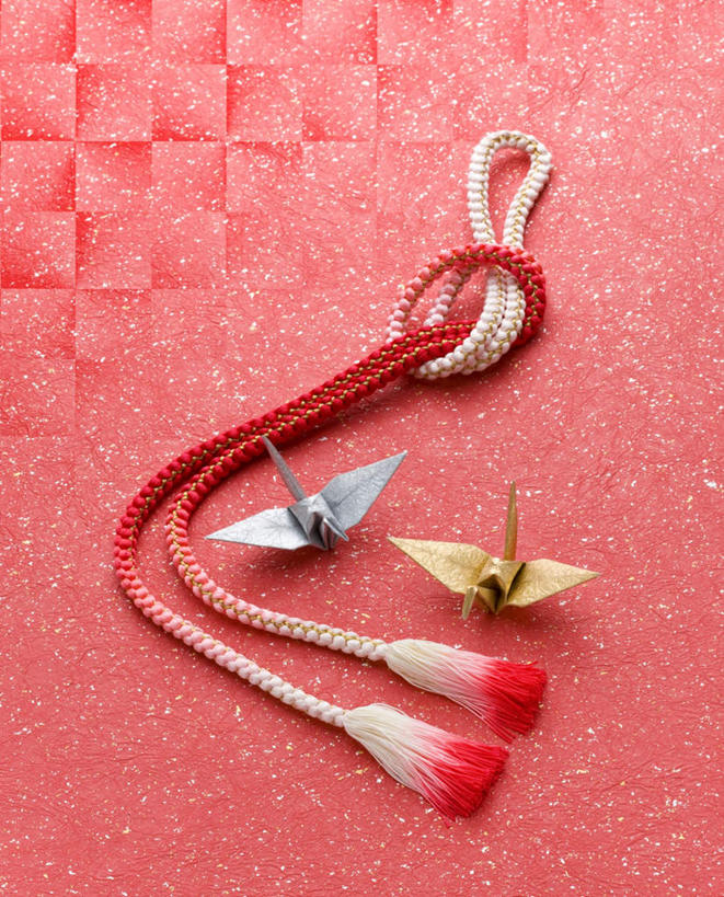 无人,竖图,俯视,室外,白天,桌面,阴影,红色背景,艺术,装饰,缠绕,光线,影子,折纸,纸艺,手工艺品,千纸鹤,文化,两个,红色,阳光,绳子,纸鹤,工艺品,线绳,摄影,流苏,影棚,绳索,华丽,修饰,点缀,高雅,纠缠,工艺折纸,自信心,品位,衬托,美观,雅致,雅观,彩图,高角度拍摄,影棚拍摄,拍摄