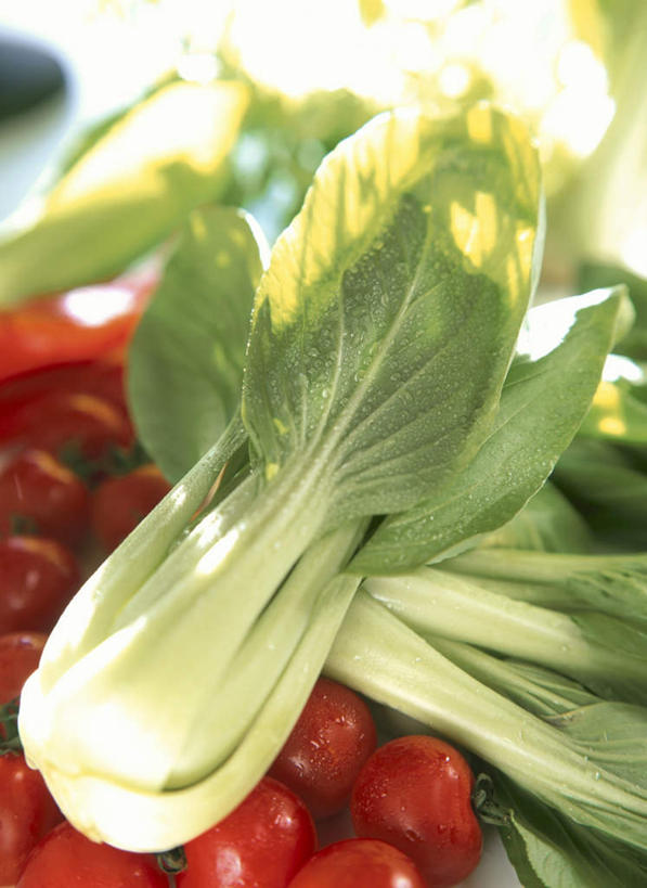 无人,竖图,俯视,室内,白天,白色背景,桌面,蔬菜,西红柿,叶子,一堆,阴影,堆叠,堆积,新鲜,光线,影子,青菜,食品,绿叶,食物,绿色,阳光,嫩叶,摄影,有机食品,绿色食品,影棚,堆,叶,叶片,樱桃番茄,圣女果,番茄,彩图,高角度拍摄,影棚拍摄,拍摄