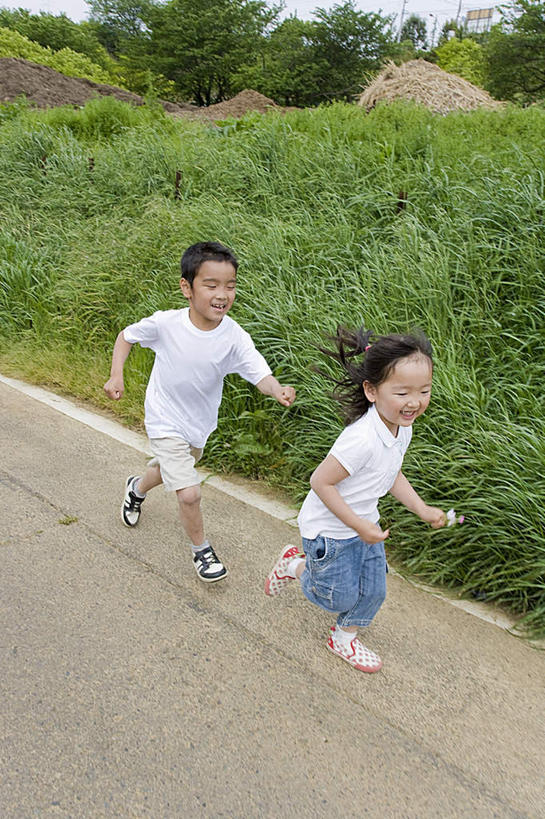 东方人,儿童,头发,两个人,伙伴,朋友,站,跑,伸展双臂,竖图,俯视,室外,白天,锻炼,旅游,度假,游戏,友谊,纯洁,运动,草地,草坪,植物,道路,路,亚洲,阴影,服装,裤子,光线,影子,小路,交通,玩,牛仔裤,休闲装,黄种人,娱乐,草,树,树木,小孩,衣服,蓝色,绿色,白色,黑色,阳光,自然,站着,享受,休闲,休闲服,放松,可爱,童年,童趣,服饰,乡间小路,生长,成长,活动,发泄,消遣,智力,童真,烂漫,无邪,宣泄,体育,天真,友情,男孩,男人,男性,女孩,女人,女性,亚洲人,敞开双臂,跑步,伸开双臂,玩耍,嬉戏,展开双肩,站立,张开手臂,张开双臂,彩图,高角度拍摄,全身,健身,男生,女生