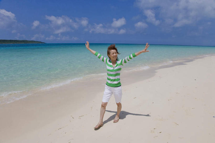 东方人,头发,一个人,站,举,伸展双臂,笑,微笑,露齿笑,横图,室外,白天,正面,旅游,度假,海浪,海洋,沙滩,亚洲,仅一个年轻女性,仅一个女性,仅一个人,阴影,波纹,条纹,服装,光线,沙子,影子,海岸,浪花,云,云朵,沙地,云彩,注视,休闲装,黄种人,娱乐,衣服,蓝色,绿色,黑色,白云,蓝天,水纹,天空,阳光,海水,波浪,天,观察,看,托,站着,享受,休闲,赤脚,休闲服,放松,服饰,观看,察看,关注,海景,年轻女性,女人,女性,亚洲人,长发,大海,风浪,海,海水的波动,海滩,近岸浪,涌浪,敞开双臂,举起,举手,举着,伸开双臂,向上举,向上伸,向上托,展开双肩,站立,张开手臂,张开双臂,彩图,全身