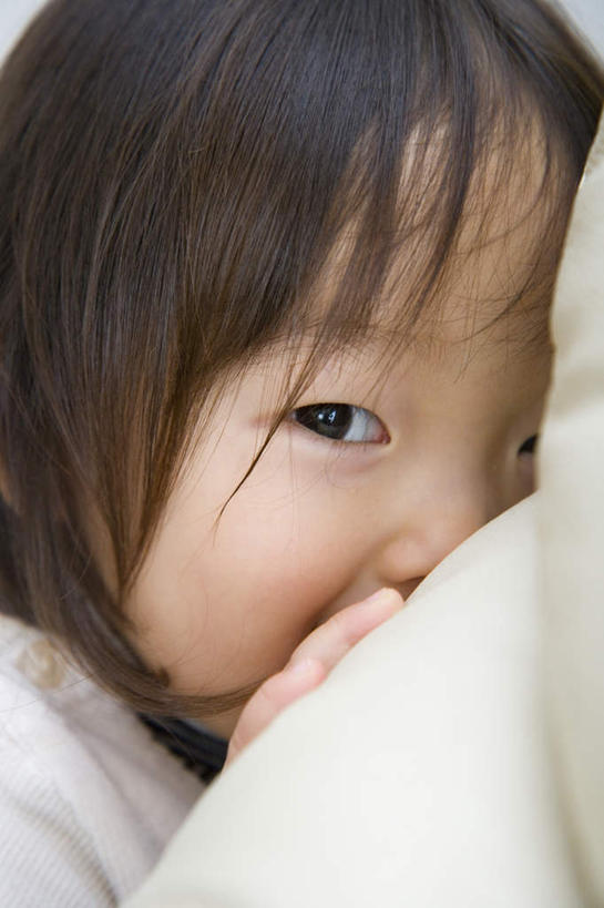 东方人,儿童,头发,一个人,坐,笑,摸,微笑,露齿笑,竖图,室内,白天,侧面,纯洁,沙发,亚洲,仅一个女性,仅一个人,撑,抚摸,服装,扭头,注视,休闲装,黄种人,小孩,衣服,白色,黑色,观察,看,转头,仅一个小孩,休闲,休闲服,可爱,童年,童趣,服饰,观看,察看,撑着,关注,布艺沙发,童真,烂漫,无邪,天真,女孩,女人,女性,亚洲人,孩子,长发,触摸,接触,坐着,半身,彩图,女生