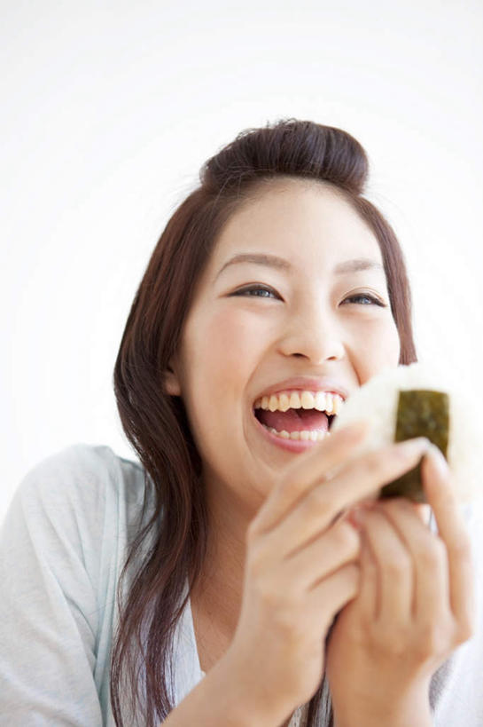 米饭,饭团,东方人,头发,一个人,站,举,笑,摸,微笑,露齿笑,竖图,室内,白天,白色背景,正面,蔬菜,亚洲,仅一个年轻女性,仅一个女性,仅一个人,抚摸,握,服装,新鲜,食品,紫菜,饭,拿,拿着,注视,休闲装,黄种人,食物,一个,衣服,白色,黑色,观察,看,托,站着,张嘴,休闲,休闲服,握着,摄影,服饰,有机食品,绿色食品,影棚,单个,观看,五谷,察看,关注,张大嘴巴,年轻女性,女人,女性,亚洲人,长发,张开嘴,触摸,接触,举起,举手,举着,向上举,向上伸,向上托,站立,半身,彩图,影棚拍摄,拍摄