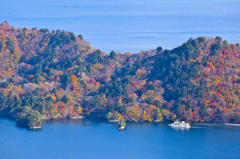 无人,横图,俯视,室外,白天,旅游,度假,草地,草坪,湖,湖泊,美景,山,山脉,水,植物,轮船,船,秋田县,日本,亚洲,湖面,景观,山峰,水流,水面,山峦,娱乐,草,树,树木,绿色,自然,交通工具,湖水,群山,驾驶,行驶,享受,休闲,景色,放松,生长,成长,操纵,控制,自然风光,载具,三艘,东亚,操控,本州,本州岛,日本国,秋田,东北地方,把持,彩图,高角度拍摄