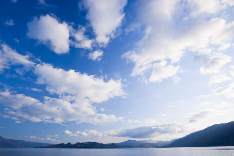 无人,横图,室外,白天,仰视,旅游,度假,草地,草坪,湖,湖泊,美景,山,山脉,水,植物,日本,亚洲,阴影,光线,影子,湖面,景观,山峰,水流,水面,云,云朵,山峦,云彩,娱乐,草,树,树木,蓝色,绿色,白云,蓝天,天空,阳光,自然,湖水,群山,天,享受,休闲,景色,放松,生长,成长,自然风光,东亚,本州,本州岛,日本国,青森,青森县,东北地方,十和田市,十和田,彩图,低角度拍摄