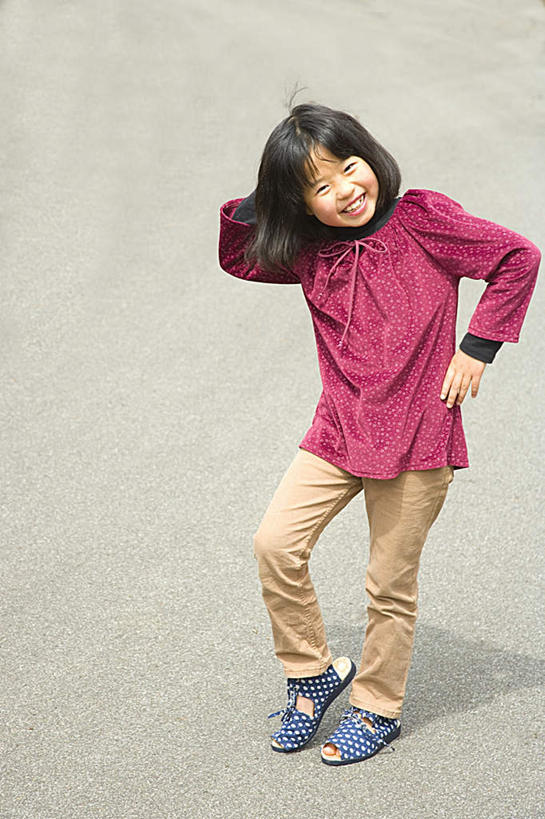 东方人,儿童,头发,一个人,站,举,笑,摸,微笑,露齿笑,竖图,俯视,室外,白天,纯洁,亚洲,仅一个女性,仅一个人,抚摸,阴影,服装,裤子,光线,瓷砖,地砖,影子,地面,注视,牛仔裤,休闲装,黄种人,手叉腰,小孩,衣服,粉色,黄色,黑色,阳光,叉腰,观察,看,托,站着,仅一个小孩,休闲,休闲服,可爱,童年,童趣,服饰,观看,察看,关注,童真,烂漫,无邪,天真,女孩,女人,女性,亚洲人,孩子,长发,触摸,接触,举起,举手,举着,向上举,向上伸,向上托,站立,彩图,高角度拍摄,全身,女生