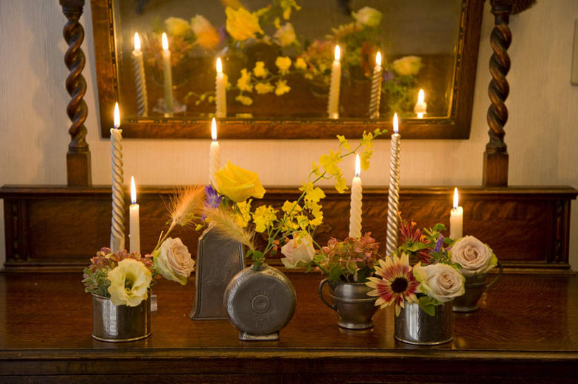 无人,横图,俯视,室内,白天,智慧,桌面,餐具,蜡烛,一副,许多,悬挂,阴影,花纹,艺术,盛开,反射,碟子,火焰,盘,图案,影子,烛光,墙,燃烧,花蕾,图画,文化,墙壁,墙面,花,花瓣,花朵,鲜花,粉色,黄色,插花,盘子,碟,花苞,花蕊,点燃,插花艺术,创造,创作,想象,彩图,高角度拍摄