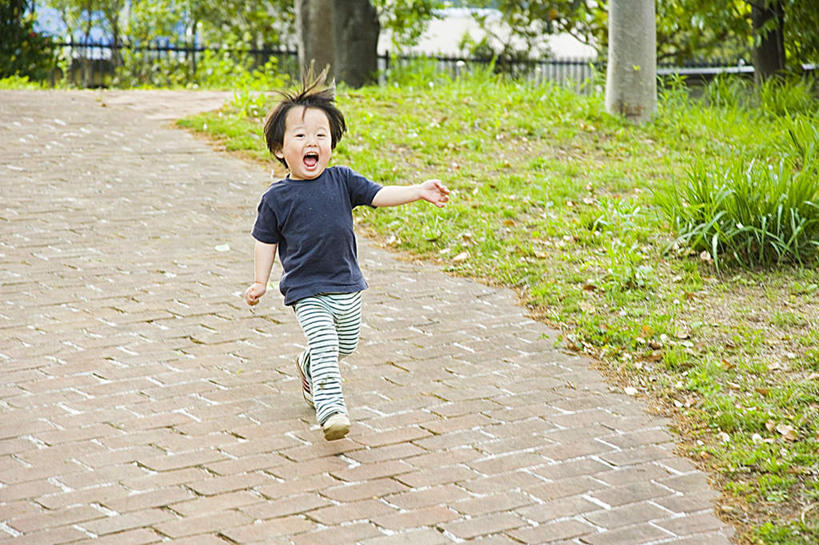 东方人,儿童,头发,一个人,站,走,笑,微笑,露齿笑,横图,室外,白天,正面,旅游,度假,纯洁,草地,草坪,植物,道路,路,亚洲,仅一个男性,仅一个人,阴影,服装,光线,影子,小路,交通,注视,休闲装,黄种人,娱乐,草,树,树木,小孩,衣服,蓝色,绿色,黑色,阳光,自然,观察,看,站着,张嘴,仅一个小孩,享受,休闲,休闲服,放松,可爱,童年,童趣,服饰,乡间小路,生长,成长,观看,察看,喊叫,呼喊,关注,张大嘴巴,童真,烂漫,无邪,天真,男孩,男人,男性,亚洲人,孩子,张开嘴,步行,散步,站立,走路,彩图,全身,男生