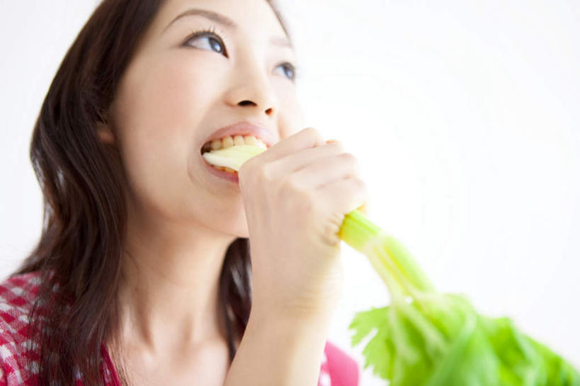 东方人,头发,一个人,站,举,笑,摸,吃,微笑,露齿笑,横图,室内,白天,白色背景,正面,芹菜,蔬菜,叶子,亚洲,仅一个年轻女性,仅一个女性,仅一个人,抚摸,握,阴影,条纹,服装,新鲜,光线,影子,食品,绿叶,拿,拿着,注视,休闲装,黄种人,食物,一个,衣服,粉色,黑色,阳光,观察,看,托,站着,张嘴,休闲,休闲服,嫩叶,握着,摄影,服饰,有机食品,绿色食品,影棚,单个,观看,察看,关注,张大嘴巴,年轻女性,女人,女性,亚洲人,长发,叶,叶片,张开嘴,药芹,水芹,旱芹,触摸,接触,举起,举手,举着,嚼,食,向上举,向上伸,向上托,站立,半身,彩图,影棚拍摄,拍摄