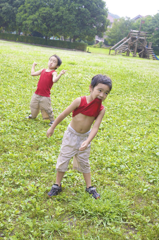 东方人,儿童,头发,两个人,伙伴,朋友,站,伸展双臂,笑,摸,微笑,露齿笑,竖图,室外,白天,正面,旅游,度假,友谊,纯洁,草地,草坪,树林,植物,亚洲,抚摸,咬,阴影,服装,光线,影子,云,云朵,云彩,注视,休闲装,黄种人,娱乐,草,树,树木,小孩,衣服,红色,蓝色,绿色,黑色,白云,蓝天,天空,阳光,自然,天,观察,看,站着,享受,休闲,休闲服,放松,可爱,童年,童趣,服饰,生长,成长,观看,咬着,察看,关注,童真,烂漫,无邪,天真,友情,男孩,男人,男性,亚洲人,敞开双臂,触摸,接触,伸开双臂,展开双肩,站立,张开手臂,张开双臂,彩图,全身,男生