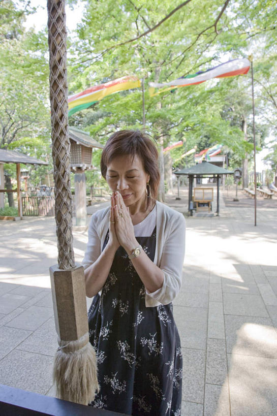 东方人,头发,一个人,站,闭眼,摸,竖图,室外,白天,正面,旅游,度假,草地,草坪,植物,亚洲,仅一个年轻女性,仅一个女性,仅一个人,抚摸,阴影,服装,节日,光线,瓦片,影子,墙,屋檐,休闲装,黄种人,文化,娱乐,檐,墙壁,墙面,草,树,树木,衣服,绿色,白色,黑色,阳光,自然,绳子,祈祷,站着,享受,休闲,健康,休闲服,放松,许愿,宗教,服饰,信仰,生长,成长,纪念,绳索,祈求,平安,年轻女性,女人,女性,亚洲人,长发,闭眼睛,闭着眼,闭着眼睛,触摸,接触,站立,半身,彩图