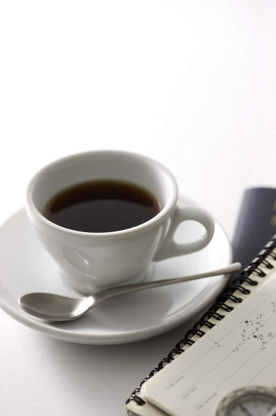 咖啡,无人,竖图,俯视,室内,白天,白色背景,桌面,杯子,餐具,阴影,光线,瓷器,碟子,盘,影子,勺子,记事本,咖啡杯,陶瓷制品,一杯,阳光,本子,笔记本,盘子,调羹,碟,汤匙,摄影,影棚,瓷杯,彩图,高角度拍摄,影棚拍摄,拍摄