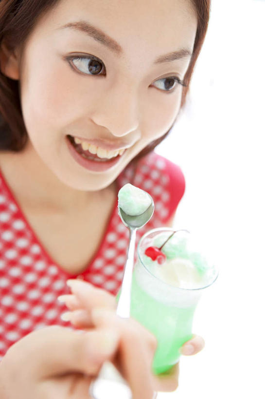 东方人,头发,一个人,站,举,笑,摸,吃,微笑,露齿笑,竖图,俯视,室内,白天,白色背景,亚洲,仅一个年轻女性,仅一个女性,仅一个人,抚摸,握,服装,勺子,冰激凌,清凉,拿,拿着,注视,休闲装,黄种人,一个,衣服,粉色,黑色,调羹,汤匙,冷饮,观察,看,托,站着,张嘴,休闲,舒服,休闲服,冰淇淋,握着,摄影,服饰,影棚,单个,观看,解暑,察看,关注,解渴,雪糕,张大嘴巴,舒爽,冰糕,消暑,年轻女性,女人,女性,亚洲人,长发,张开嘴,触摸,接触,举起,举手,举着,嚼,食,向上举,向上伸,向上托,站立,半身,彩图,高角度拍摄,影棚拍摄,拍摄