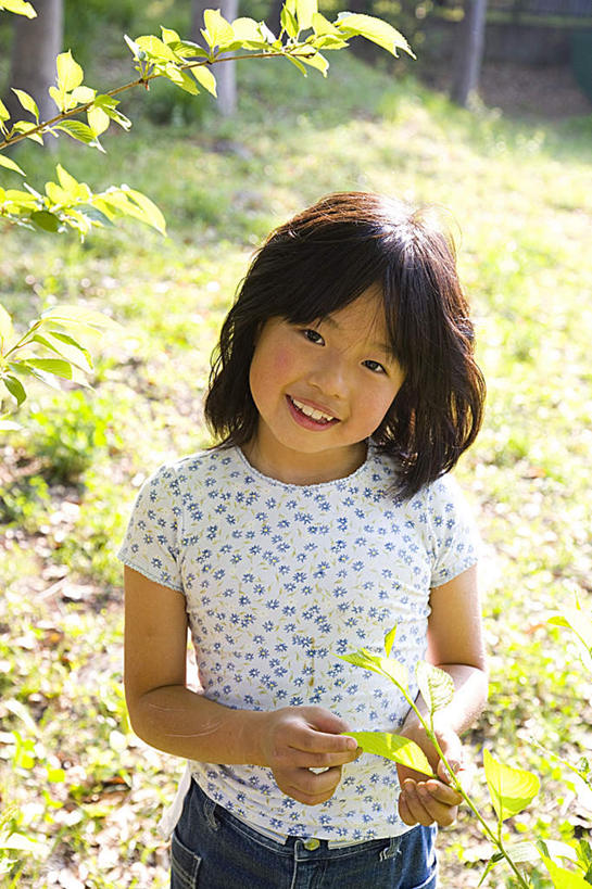 东方人,儿童,头发,一个人,站,笑,摸,微笑,露齿笑,竖图,俯视,室外,白天,旅游,度假,纯洁,草地,草坪,植物,亚洲,仅一个女性,仅一个人,抚摸,阴影,服装,光线,影子,注视,休闲装,黄种人,娱乐,草,树,树木,小孩,衣服,绿色,白色,黑色,阳光,自然,观察,看,站着,仅一个小孩,享受,休闲,休闲服,放松,可爱,童年,童趣,服饰,生长,成长,观看,察看,关注,童真,烂漫,无邪,天真,女孩,女人,女性,亚洲人,孩子,长发,触摸,接触,站立,半身,彩图,高角度拍摄,女生