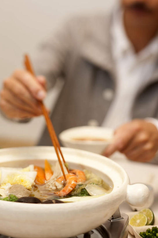 海鲜,东方人,手,胡须,头发,一个人,坐,捧,摸,吃,竖图,室内,白天,正面,旅游,度假,烹饪,筷子,蔬菜,餐具,亚洲,仅一个男性,仅一个人,抚摸,握,朦胧,模糊,新鲜,碟子,锅子,盘,勺子,花菜,花椰菜,菌菇,蘑菇,西兰花,肉,虾,日本料理,料理,食品,拿,菌类,拿着,黄种人,文化,娱乐,传统,水产,菜肴,美食,肉类,海洋生物,食物,仅一个年轻男性,黑色,盘子,调羹,碟,汤匙,日式料理,享受,休闲,日式,手部,食用菌,放松,握着,佳肴,有机食品,绿色食品,礼节,水生动物,海产品,礼仪,水生物,肉食,海底动物,男人,男性,年轻男性,亚洲人,山羊胡,胡子,进餐用具,触摸,端,端着,接触,嚼,捧着,食,手捧,坐着,半身,彩图