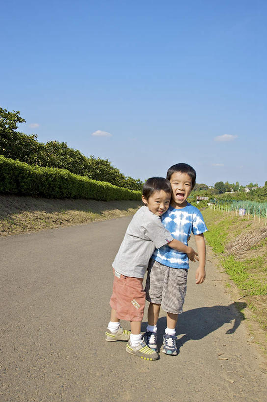 东方人,儿童,头发,两个人,伙伴,朋友,站,抱,笑,摸,微笑,露齿笑,竖图,室外,白天,正面,旅游,度假,友谊,纯洁,草地,草坪,植物,道路,路,亚洲,抚摸,阴影,服装,光线,影子,云,云朵,小路,交通,云彩,注视,休闲装,黄种人,娱乐,草,树,树木,小孩,衣服,蓝色,绿色,黑色,灰色,白云,蓝天,天空,阳光,自然,天,观察,看,站着,享受,休闲,休闲服,放松,可爱,童年,童趣,服饰,乡间小路,生长,成长,抱着,观看,察看,搂着,关注,童真,烂漫,无邪,天真,友情,男孩,男人,男性,亚洲人,触摸,怀抱,接触,搂,搂抱,相抱,拥抱,站立,彩图,全身,男生