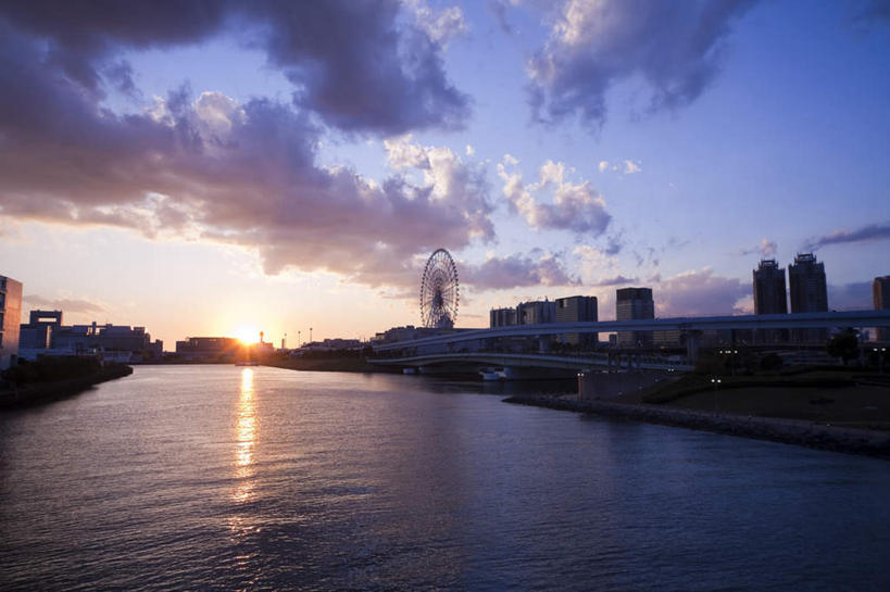 无人,高楼大厦,横图,室外,白天,正面,度假,草地,草坪,日出,河流,美景,水,太阳,植物,城市风光,城市,大厦,建筑,摩天大楼,东京,日本,亚洲,阴影,光线,影子,河水,景观,水流,云,云朵,摩天轮,朝霞,晨曦,黎明,云彩,娱乐,草,树,树木,一个,蓝色,绿色,白云,蓝天,天空,阳光,天,享受,休闲,景色,放松,生长,单个,成长,东亚,本州,费里斯大转轮,关东地方,本州岛,日本国,东京都,县厅,港区,东京市,朝阳,彩图,破晓,大楼,高层建筑,高楼,摩天楼