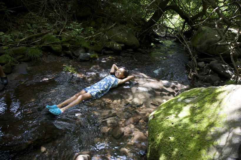 东方人,儿童,头发,一个人,躺,闭眼,笑,微笑,露齿笑,横图,俯视,室外,白天,旅游,度假,纯洁,草地,草坪,河流,礁石,石头,水,植物,亚洲,仅一个女性,仅一个人,阴影,服装,光线,石子,影子,河水,水流,休闲装,黄种人,娱乐,草,树,树木,小孩,衣服,蓝色,绿色,黑色,阳光,自然,仅一个小孩,享受,休闲,休闲服,放松,可爱,童年,童趣,服饰,生长,成长,童真,烂漫,无邪,卧着,天真,女孩,女人,女性,亚洲人,孩子,长发,礁,石块,岩石,闭眼睛,闭着眼,闭着眼睛,躺着,卧,彩图,高角度拍摄,全身,女生