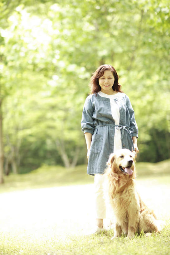 东方人,头发,一个人,站,笑,微笑,露齿笑,竖图,室外,白天,正面,旅游,度假,草地,草坪,植物,宠物,狗,亚洲,仅一个年轻女性,仅一个女性,仅一个人,阴影,服装,光线,影子,云,云朵,云彩,注视,休闲装,黄种人,娱乐,金毛犬,草,树,树木,一只,衣服,黄色,蓝色,绿色,黑色,白云,蓝天,天空,阳光,自然,动物,天,观察,看,站着,享受,休闲,休闲服,放松,可爱,服饰,金毛,生长,成长,观看,察看,关注,寻回犬,金毛寻回犬,忠诚,年轻女性,女人,女性,亚洲人,长发,犬,站立,彩图,全身