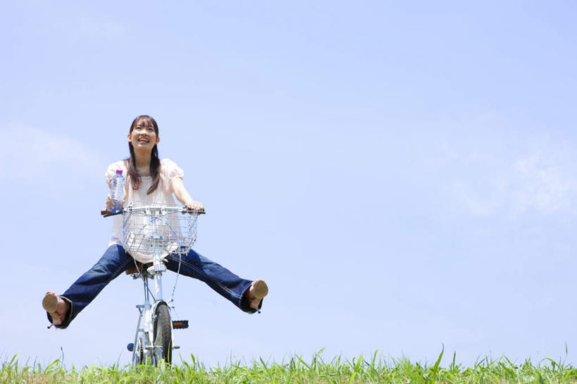 东方人,头发,一个人,坐,摸,横图,室外,白天,正面,旅游,度假,草地,草坪,植物,自行车,亚洲,仅一个年轻女性,仅一个女性,仅一个人,一辆,抚摸,握,阴影,服装,裤子,光线,影子,云,云朵,云彩,牛仔裤,休闲装,黄种人,娱乐,车,脚踏车,草,骑,衣服,蓝色,绿色,白色,黑色,白云,蓝天,天空,阳光,交通工具,天,享受,休闲,休闲服,放松,握着,服饰,张开双腿,载具,展开双腿,年轻女性,女人,女性,亚洲人,长发,触摸,接触,坐着,彩图,全身,伸展双腿