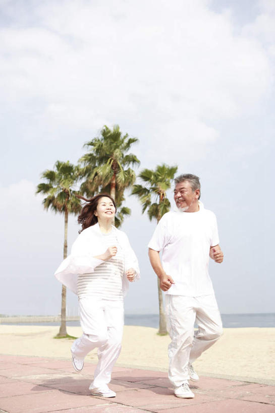 东方人,头发,两个人,家庭,夫妻,站,跑,笑,微笑,露齿笑,竖图,室外,白天,正面,爱情,锻炼,旅游,度假,运动,海浪,海洋,沙滩,植物,亚洲,阴影,服装,光线,沙子,影子,海岸,浪花,云,云朵,沙地,浪漫,云彩,扭头,注视,休闲装,黄种人,娱乐,树,树木,衣服,蓝色,绿色,白色,黑色,白云,蓝天,天空,阳光,自然,海水,天,观察,看,站着,转头,享受,休闲,温暖,温馨,一家人,休闲服,恩爱,放松,恋人,服饰,生长,成长,观看,和睦,察看,关注,海景,体育,老年男性,老年女性,男人,男性,女人,女性,亚洲人,夫妇,情侣,大海,风浪,海,海水的波动,海滩,近岸浪,涌浪,跑步,站立,彩图,全身,健身,伴侣,融洽