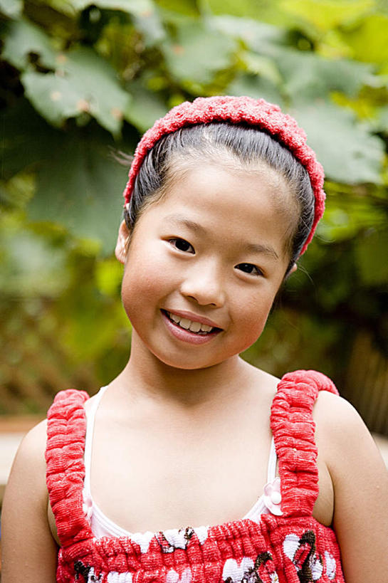 东方人,儿童,一个人,站,笑,微笑,露齿笑,竖图,室外,白天,正面,裙子,旅游,度假,纯洁,草地,草坪,植物,叶子,亚洲,仅一个女性,仅一个人,一条,阴影,连衣裙,朦胧,模糊,光线,影子,绿叶,注视,黄种人,娱乐,草,小孩,红色,绿色,阳光,观察,看,站着,仅一个小孩,享受,休闲,嫩叶,放松,可爱,童年,童趣,头箍,观看,察看,关注,童真,烂漫,无邪,天真,女孩,女人,女性,亚洲人,孩子,叶,叶片,站立,半身,彩图,女生