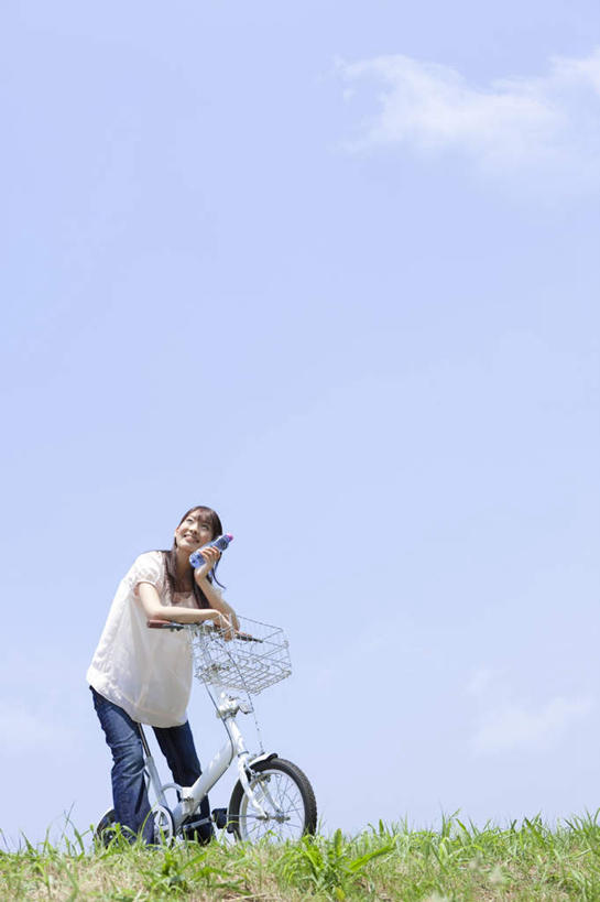 东方人,头发,一个人,站,笑,摸,微笑,露齿笑,竖图,室外,白天,仰视,旅游,度假,自行车,亚洲,仅一个年轻女性,仅一个女性,仅一个人,一辆,抚摸,握,阴影,服装,光线,影子,云,云朵,云彩,注视,休闲装,黄种人,娱乐,车,脚踏车,衣服,蓝色,白色,黑色,白云,蓝天,天空,阳光,交通工具,天,观察,看,站着,享受,休闲,休闲服,放松,握着,服饰,观看,察看,关注,载具,年轻女性,女人,女性,亚洲人,长发,触摸,接触,站立,彩图,低角度拍摄,全身