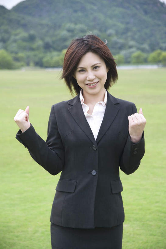 东方人,头发,一个人,商务人士,商务女性,站,笑,微笑,露齿笑,竖图,室外,白天,正面,衬衫,旅游,度假,草地,草坪,山,山脉,植物,亚洲,仅一个年轻女性,仅一个女性,仅一个人,握,阴影,套装,光线,影子,山峰,山峦,注视,黄种人,娱乐,鼓励,草,树,树木,蓝色,绿色,黑色,蓝天,天空,阳光,自然,群山,天,观察,加油,看,手势,握拳,站着,享受,休闲,放松,打气,握着,生长,成长,观看,察看,关注,鼓舞,商务装,工薪阶层,年轻女性,女人,女性,亚洲人,白领,上班族,站立,半身,彩图,衬衣