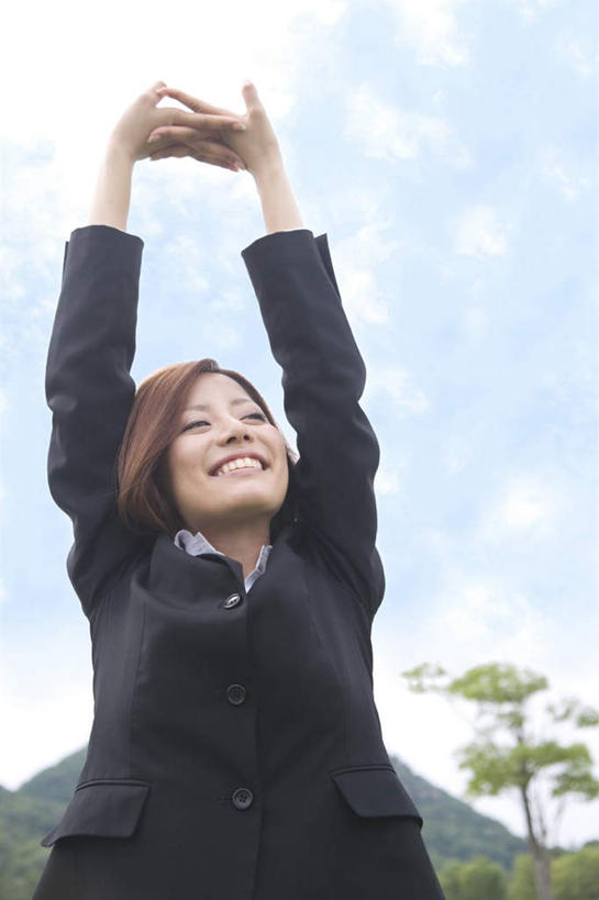东方人,头发,一个人,商务人士,商务女性,站,举,闭眼,笑,摸,微笑,露齿笑,竖图,室外,白天,仰视,旅游,度假,草地,草坪,植物,亚洲,仅一个年轻女性,仅一个女性,仅一个人,抚摸,伸展,阴影,套装,光线,影子,云,云朵,云彩,黄种人,娱乐,草,树,树木,蓝色,绿色,黑色,白云,蓝天,天空,阳光,自然,天,托,站着,享受,休闲,放松,生长,成长,商务装,工薪阶层,年轻女性,女人,女性,亚洲人,长发,白领,上班族,闭眼睛,闭着眼,闭着眼睛,触摸,接触,举起,举手,举着,向上举,向上伸,向上托,站立,半身,彩图,低角度拍摄