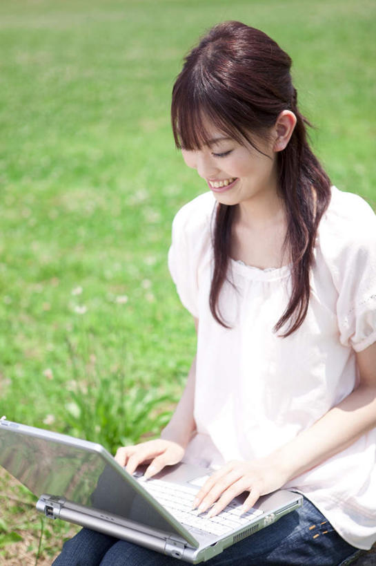 东方人,头发,一个人,坐,笑,摸,微笑,露齿笑,竖图,室外,白天,正面,旅游,度假,电脑,笔记本电脑,草地,草坪,植物,亚洲,仅一个年轻女性,仅一个女性,仅一个人,抚摸,敲打,阴影,服装,光线,网络,影子,注视,休闲装,黄种人,娱乐,输入,通讯设备,草,衣服,粉色,绿色,黑色,阳光,打字,低头,观察,看,享受,休闲,休闲服,放松,服饰,观看,点击,一台,敲击,察看,无线,关注,通信设备,无线网络,无线上网,便携式电脑,按键,手提电脑,年轻女性,女人,女性,亚洲人,长发,触摸,接触,坐着,半身,彩图