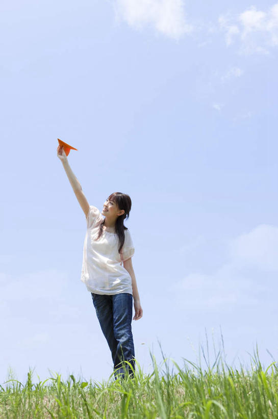 东方人,头发,一个人,站,举,摸,竖图,室外,白天,仰视,旅游,度假,草地,草坪,植物,飞机,亚洲,仅一个年轻女性,仅一个女性,仅一个人,抚摸,握,阴影,服装,艺术,光线,影子,折纸,纸艺,手工艺品,云,云朵,拿,云彩,拿着,注视,休闲装,黄种人,文化,娱乐,草,一个,衣服,红色,蓝色,绿色,白色,黑色,白云,蓝天,天空,阳光,工艺品,天,观察,看,托,站着,享受,休闲,休闲服,放松,握着,服饰,单个,观看,纸飞机,察看,高雅,关注,工艺折纸,自信心,品位,年轻女性,女人,女性,亚洲人,触摸,接触,举起,举手,举着,向上举,向上伸,向上托,站立,彩图,低角度拍摄,全身