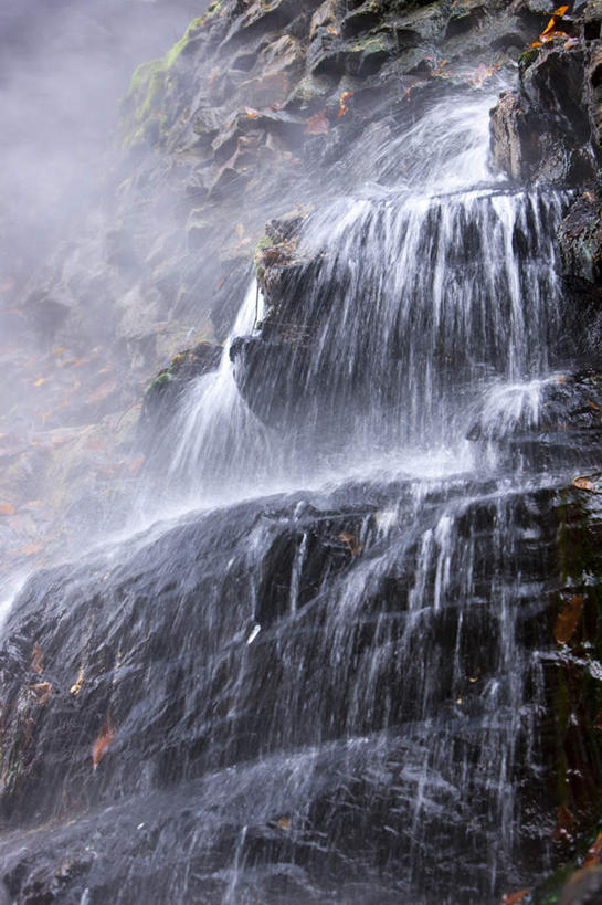 无人,竖图,室外,白天,仰视,旅游,度假,礁石,石头,美景,瀑布,水,秋田县,日本,亚洲,阴影,飞溅,溅,光线,石子,液体,影子,景观,水滴,娱乐,水珠,阳光,自然,享受,休闲,景色,放松,喷洒,自然风光,东亚,本州,本州岛,日本国,秋田,东北地方,跌水,礁,石块,岩石,彩图,低角度拍摄