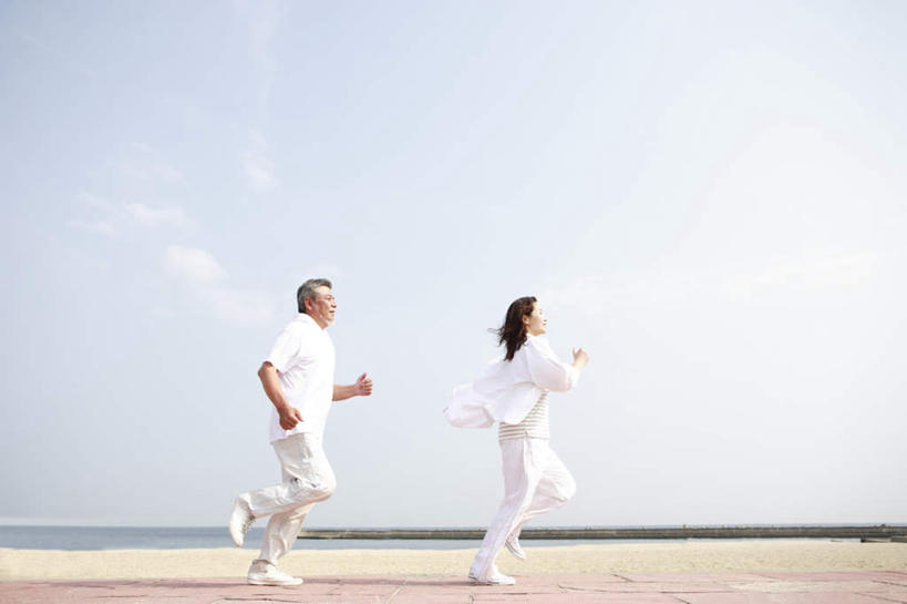 东方人,头发,两个人,家庭,夫妻,站,横图,室外,白天,侧面,爱情,旅游,度假,海浪,海洋,沙滩,亚洲,一排,阴影,服装,整齐,光线,沙子,影子,海岸,浪花,云,云朵,沙地,浪漫,云彩,抬腿,注视,休闲装,黄种人,娱乐,排列,衣服,蓝色,白色,黑色,白云,蓝天,天空,阳光,海水,天,观察,看,站着,享受,休闲,温暖,温馨,一家人,休闲服,恩爱,放松,伸手,恋人,服饰,观看,和睦,察看,队列,关注,海景,老年男性,老年女性,男人,男性,女人,女性,亚洲人,长发,夫妇,情侣,大海,风浪,海,海水的波动,海滩,近岸浪,涌浪,站立,彩图,全身,伴侣,融洽