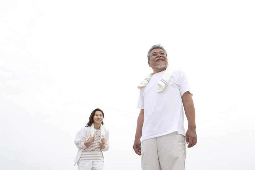 东方人,头发,两个人,家庭,夫妻,站,笑,摸,微笑,露齿笑,横图,室外,白天,仰视,爱情,旅游,度假,亚洲,一条,抚摸,握,阴影,服装,光线,影子,云,云朵,浪漫,云彩,注视,休闲装,黄种人,娱乐,衣服,蓝色,白色,黑色,白云,蓝天,天空,阳光,毛巾,天,观察,看,站着,享受,休闲,温暖,温馨,一家人,休闲服,恩爱,放松,握着,恋人,服饰,观看,和睦,察看,关注,老年男性,老年女性,男人,男性,女人,女性,亚洲人,夫妇,情侣,触摸,接触,站立,半身,彩图,低角度拍摄,伴侣,融洽