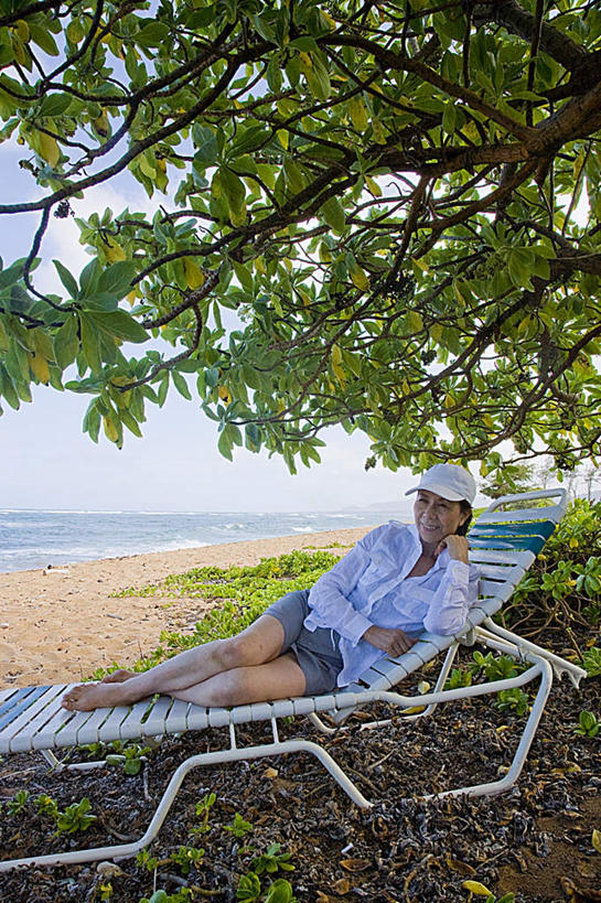 东方人,一个人,躺,笑,摸,微笑,露齿笑,竖图,室外,白天,正面,旅游,度假,草地,草坪,海浪,海洋,沙滩,植物,帽子,椅子,亚洲,仅一个年轻女性,仅一个女性,仅一个人,撑,抚摸,阴影,光线,沙子,影子,躺椅,海岸,浪花,云,云朵,沙地,云彩,扭头,注视,黄种人,娱乐,运动帽,草,树,树木,蓝色,绿色,白色,白云,蓝天,天空,阳光,自然,海水,天,观察,看,转头,享受,休闲,鸭舌帽,放松,生长,成长,观看,沙滩椅,察看,撑着,关注,海景,一顶,卧着,年轻女性,女人,女性,亚洲人,大海,风浪,海,海水的波动,海滩,近岸浪,涌浪,触摸,接触,躺着,卧,彩图,全身