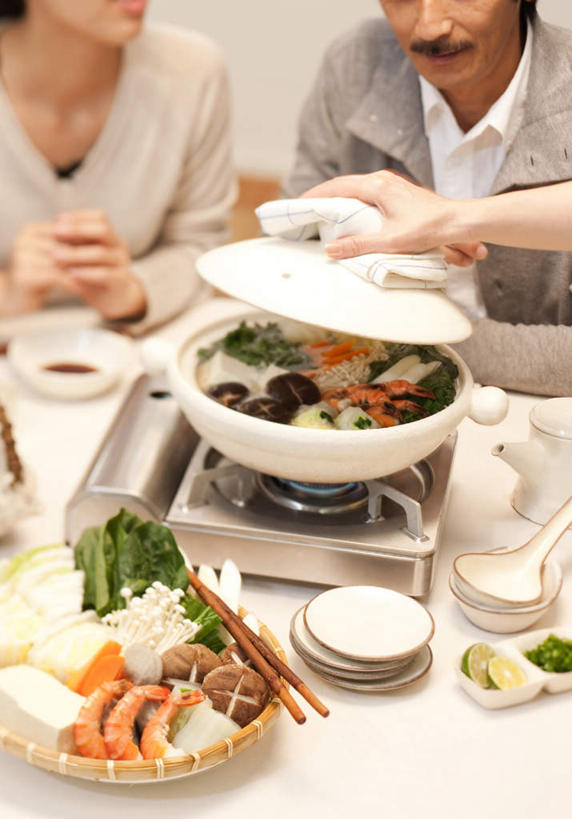 海鲜,东方人,三个人,伙伴,朋友,客厅,坐,捧,笑,摸,微笑,露齿笑,竖图,俯视,室内,白天,烹饪,友谊,餐桌,筷子,桌子,蔬菜,餐具,亚洲,抚摸,握,服装,新鲜,碟子,盘,勺子,墙,菌菇,蘑菇,肉,虾,日本料理,料理,食品,拿,菌类,拿着,注视,休闲装,黄种人,文化,传统,水产,菜肴,美食,肉类,海洋生物,墙壁,墙面,食物,衣服,白色,盘子,调羹,碟,汤匙,碗,日式料理,观察,看,休闲,日式,休闲服,食用菌,握着,服饰,佳肴,有机食品,绿色食品,餐台,观看,礼节,察看,起居室,关注,水生动物,海产品,礼仪,水生物,肉食,海底动物,友情,男人,男性,年轻男性,年轻女性,女人,女性,亚洲人,进餐用具,烹调用具,触摸,端,端着,接触,捧着,手捧,坐着,半身,彩图,高角度拍摄