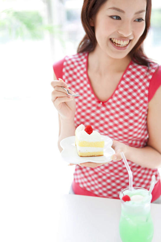 点心,东方人,头发,一个人,坐,捧,笑,摸,微笑,露齿笑,竖图,俯视,室内,白天,下午茶,窗户,亚洲,仅一个年轻女性,仅一个女性,仅一个人,抚摸,握,阴影,服装,光线,影子,墙,食品,冰激凌,清凉,拿,拿着,扭头,注视,休闲装,黄种人,玻璃窗,墙壁,墙面,食物,糕点,衣服,红色,黑色,阳光,冷饮,观察,看,转头,休闲,舒服,休闲服,冰淇淋,握着,服饰,观看,解暑,察看,关注,解渴,雪糕,舒爽,冰糕,消暑,年轻女性,女人,女性,亚洲人,长发,触摸,端,端着,接触,捧着,手捧,坐着,半身,彩图,高角度拍摄,蛋糕