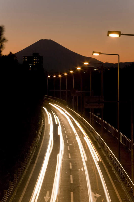 无人,竖图,俯视,室外,夜晚,旅游,度假,火山,美景,道路,路,路灯,公路,照明,富士山,静冈县,日本,亚洲,一排,许多,整齐,景观,灯光,分界线,停车线,交通,娱乐,灯,排列,自然,享受,休闲,景色,放松,车行道,车行道分界线,照亮,照明设备,队列,自然风光,标线,东亚,车行线,本州,本州岛,日本国,中部地方,静冈,山梨,山梨县,活火山,死火山,休眠火山,马路,彩图,高角度拍摄