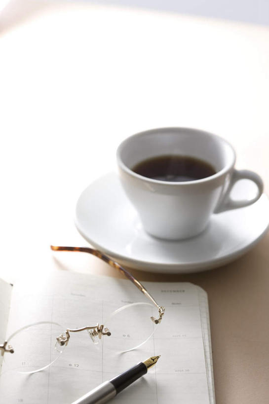 咖啡,无人,竖图,俯视,室内,白天,桌面,杯子,餐具,一副,阴影,光线,瓷器,碟子,盘,眼镜,影子,勺子,咖啡杯,陶瓷制品,一杯,阳光,盘子,调羹,碟,汤匙,瓷杯,近视眼镜,彩图,高角度拍摄