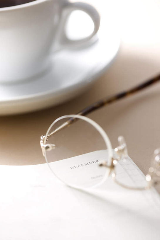 咖啡,无人,竖图,俯视,室内,白天,桌面,杯子,餐具,一副,阴影,光线,瓷器,碟子,盘,眼镜,影子,勺子,咖啡杯,陶瓷制品,一杯,阳光,盘子,调羹,碟,汤匙,瓷杯,近视眼镜,彩图,高角度拍摄