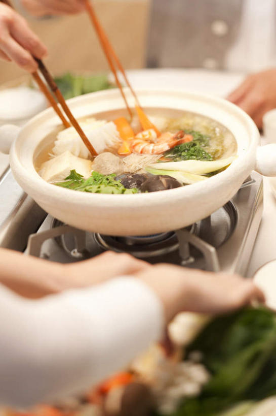 海鲜,东方人,手,三个人,伙伴,朋友,捧,摸,竖图,俯视,室内,白天,烹饪,友谊,成功,合作,团队,集体,信心,筷子,蔬菜,杯子,餐具,亚洲,抚摸,握,新鲜,碟子,盘,菌菇,蘑菇,肉,虾,日本料理,料理,食品,夹,拿,菌类,拿着,黄种人,文化,传统,队伍,水产,菜肴,美食,肉类,海洋生物,食物,盘子,水杯,碟,日式料理,日式,手部,食用菌,握着,佳肴,有机食品,绿色食品,礼节,成就,水生动物,海产品,礼仪,水生物,合伙,肉食,海底动物,友情,男人,男性,年轻男性,年轻女性,女人,女性,亚洲人,茶杯,进餐用具,烹调用具,触摸,端,端着,接触,捧着,手捧,半身,彩图,高角度拍摄