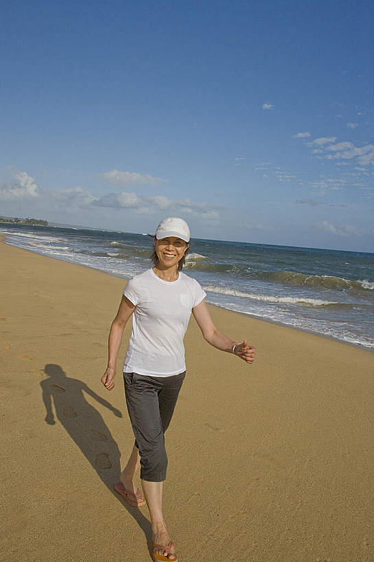 东方人,头发,一个人,站,走,笑,微笑,露齿笑,竖图,俯视,室外,白天,旅游,度假,海浪,海洋,沙滩,帽子,亚洲,仅一个年轻女性,仅一个女性,仅一个人,阴影,服装,光线,沙子,影子,海岸,浪花,云,云朵,沙地,云彩,注视,休闲装,黄种人,娱乐,运动帽,衣服,蓝色,白色,黑色,白云,蓝天,天空,阳光,海水,天,观察,看,站着,享受,休闲,休闲服,鸭舌帽,放松,服饰,观看,察看,关注,海景,一顶,年轻女性,女人,女性,亚洲人,大海,风浪,海,海水的波动,海滩,近岸浪,涌浪,步行,散步,抬头,仰头,站立,走路,彩图,高角度拍摄,全身