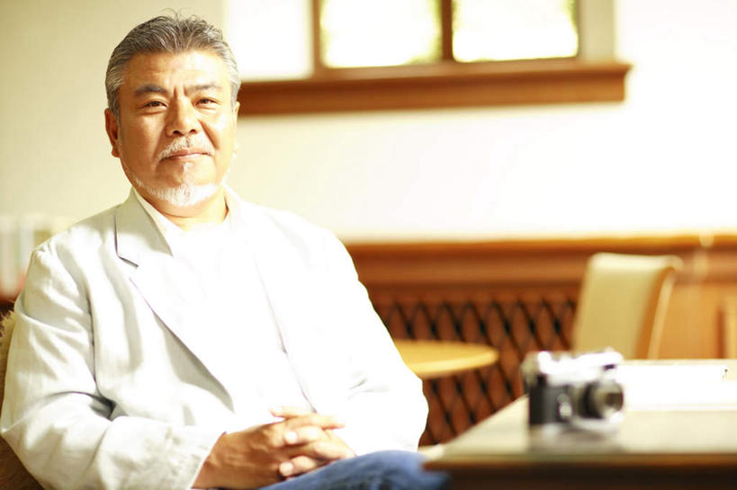 东方人,头发,一个人,坐,笑,摸,微笑,露齿笑,横图,室内,白天,正面,衬衫,窗户,桌子,相机,椅子,亚洲,仅一个男性,仅一个人,抚摸,阴影,光线,影子,办公桌,木椅,墙,注视,黄种人,玻璃窗,墙壁,墙面,一个,拍照,白色,阳光,数码相机,观察,看,靠,靠着,倚靠,仅一个老年男性,摄影,单个,观看,察看,倚着,关注,老年男性,男人,男性,亚洲人,照相机,触摸,接触,坐着,半身,彩图,衬衣,照相