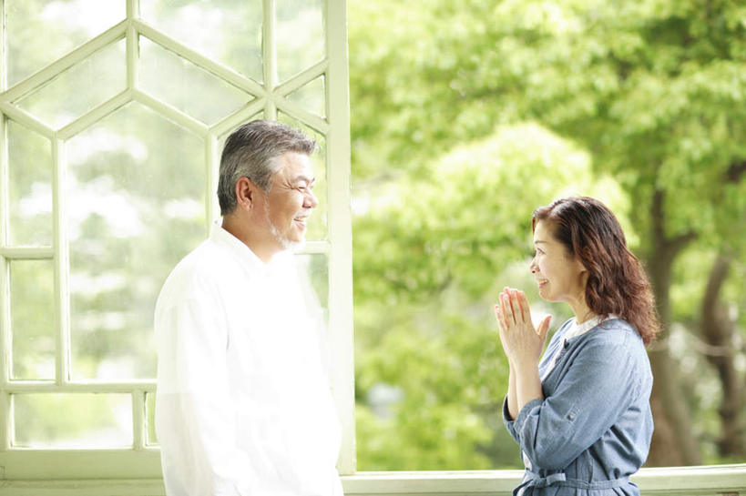 东方人,头发,两个人,家庭,夫妻,站,笑,摸,微笑,露齿笑,横图,室内,白天,侧面,爱情,旅游,度假,草地,草坪,植物,亚洲,抚摸,阴影,服装,光线,影子,栅栏,墙,围栏,浪漫,注视,休闲装,黄种人,娱乐,相视,墙壁,墙面,草,树,树木,衣服,蓝色,绿色,白色,黑色,阳光,自然,观察,看,站着,享受,休闲,温暖,温馨,一家人,面对面,休闲服,恩爱,放松,恋人,服饰,生长,成长,观看,对视,和睦,察看,关注,相对,相看,老年男性,老年女性,男人,男性,女人,女性,亚洲人,夫妇,情侣,触摸,接触,站立,半身,彩图,伴侣,融洽