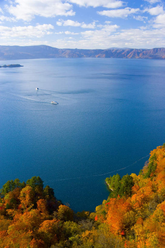 无人,竖图,俯视,室外,白天,旅游,度假,草地,草坪,湖,湖泊,美景,山,山脉,水,植物,日本,亚洲,阴影,光线,影子,湖面,景观,山峰,水流,水面,云,云朵,山峦,云彩,娱乐,草,树,树木,蓝色,绿色,白云,蓝天,天空,阳光,自然,湖水,群山,天,享受,休闲,景色,放松,生长,成长,自然风光,东亚,本州,本州岛,日本国,青森,青森县,东北地方,彩图,高角度拍摄