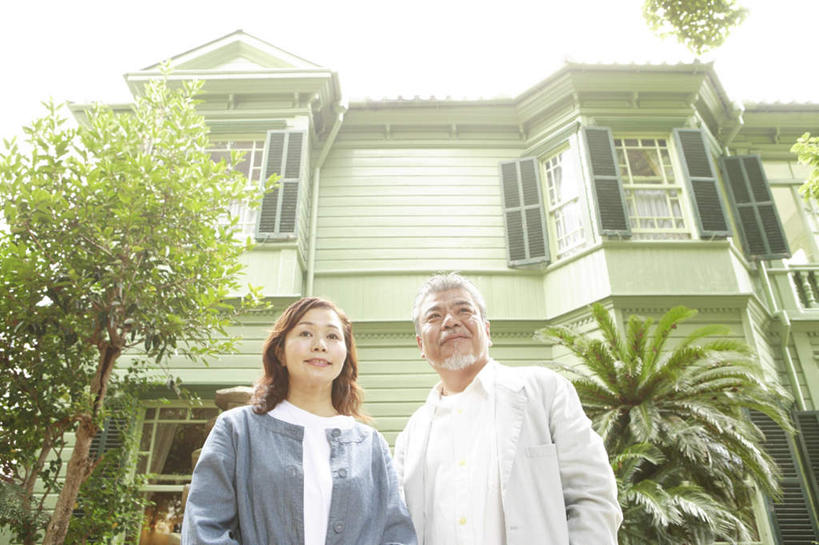 东方人,头发,两个人,家庭,夫妻,家,站,笑,微笑,露齿笑,横图,室外,白天,仰视,爱情,旅游,度假,草地,草坪,植物,窗户,日本,亚洲,阴影,服装,光线,影子,房屋,墙,屋子,浪漫,注视,休闲装,黄种人,娱乐,楼房,玻璃窗,墙壁,墙面,住宅,草,树,树木,衣服,蓝色,绿色,白色,蓝天,天空,阳光,自然,天,观察,看,站着,享受,休闲,温暖,温馨,一家人,休闲服,恩爱,放松,恋人,服饰,生长,成长,观看,和睦,察看,关注,东亚,本州,本州岛,日本国,近畿地方,近畿,兵库,兵库县,老年男性,老年女性,男人,男性,女人,女性,亚洲人,夫妇,情侣,站立,半身,彩图,低角度拍摄,房子,伴侣,融洽