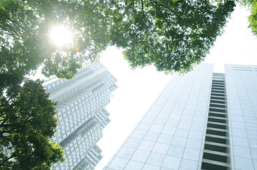 无人,高楼大厦,横图,室外,白天,仰视,度假,美景,植物,城市风光,城市,大厦,建筑,摩天大楼,东京,日本,亚洲,朦胧,模糊,景观,背光,娱乐,建设,树,树木,蓝色,绿色,蓝天,天空,自然,天,享受,休闲,景色,放松,生长,晴朗,成长,逆光,东亚,本州,万里无云,关东地方,本州岛,日本国,东京都,晴空,晴空万里,彩图,低角度拍摄,大楼,高层建筑,高楼,摩天楼