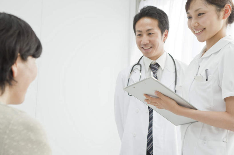 东方人,三个人,同事,医生,病人,护士,医院,站,坐,捧,笑,说,微笑,露齿笑,横图,室内,白天,正面,讨论,成功,合作,团队,集体,信心,亚洲,黄种人,队伍,相视,听诊器,站着,医护人员,医疗人员,面对面,对视,医疗设备,领导,白衣天使,成就,相对,合伙,领袖,医疗机构,相看,交流,男人,男性,年轻男性,年轻女性,女人,女性,中年女性,亚洲人,大夫,患者,就医者,端,端着,沟通,讲话,交谈,捧着,商讨,手捧,说话,谈话,站立,坐着,半身,彩图,病院,诊所