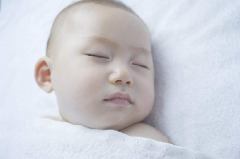 东方人,婴儿,儿童,脸,头,脸颊,一个人,闭眼,睡,横图,俯视,室内,特写,白天,纯洁,床,亚洲,仅一个人,床单,黄种人,被子,小孩,可爱,单人床,活泼,被单,宝宝,纯真,烂漫,无邪,伶俐,天真,亚洲人,孩子,头部,脸部,脸蛋,面部,闭眼睛,闭着眼,闭着眼睛,困,困觉,寝息,睡觉,半身,彩图,高角度拍摄