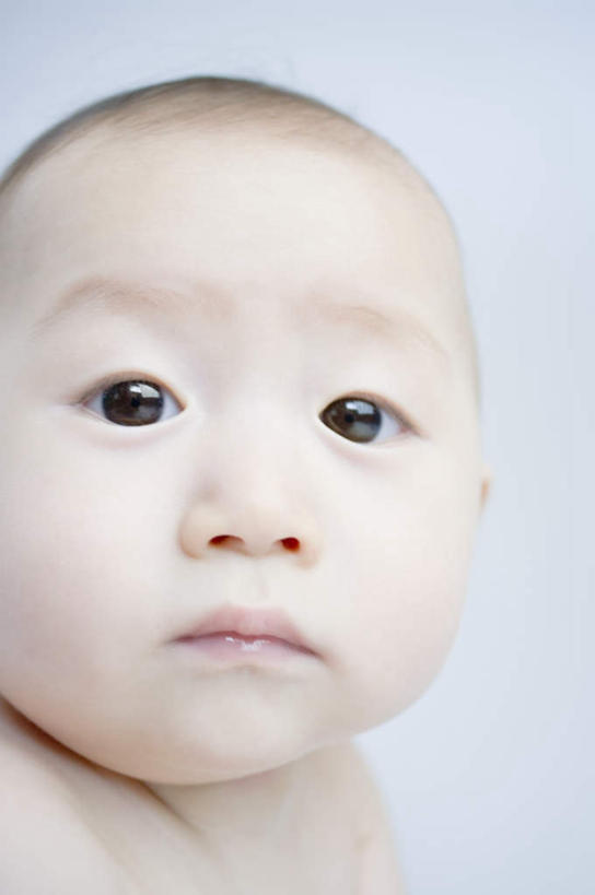 东方人,婴儿,儿童,脸,头,脸颊,一个人,坐,竖图,室内,特写,白天,白色背景,正面,纯洁,亚洲,仅一个人,扭头,注视,黄种人,小孩,观察,看,转头,可爱,摄影,活泼,影棚,观看,察看,关注,宝宝,纯真,烂漫,无邪,伶俐,天真,亚洲人,孩子,头部,脸部,脸蛋,面部,坐着,半身,彩图,影棚拍摄,拍摄